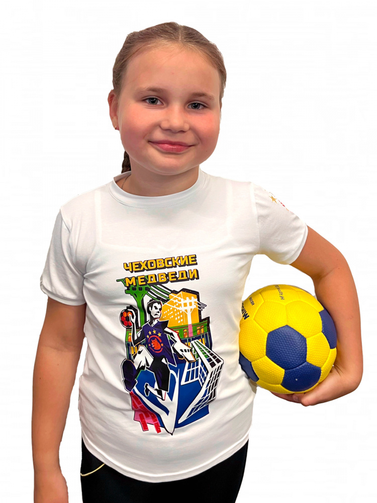 Детская белая футболка с нанесением «Гандболист в прыжке» + вышивка на плече логотипа «Чеховских медведей»