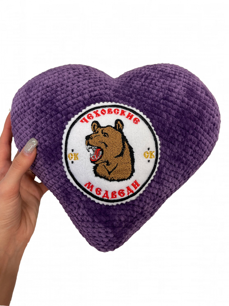 Подушка вязанная «Сердце» с логотипом «Чеховских медведей»