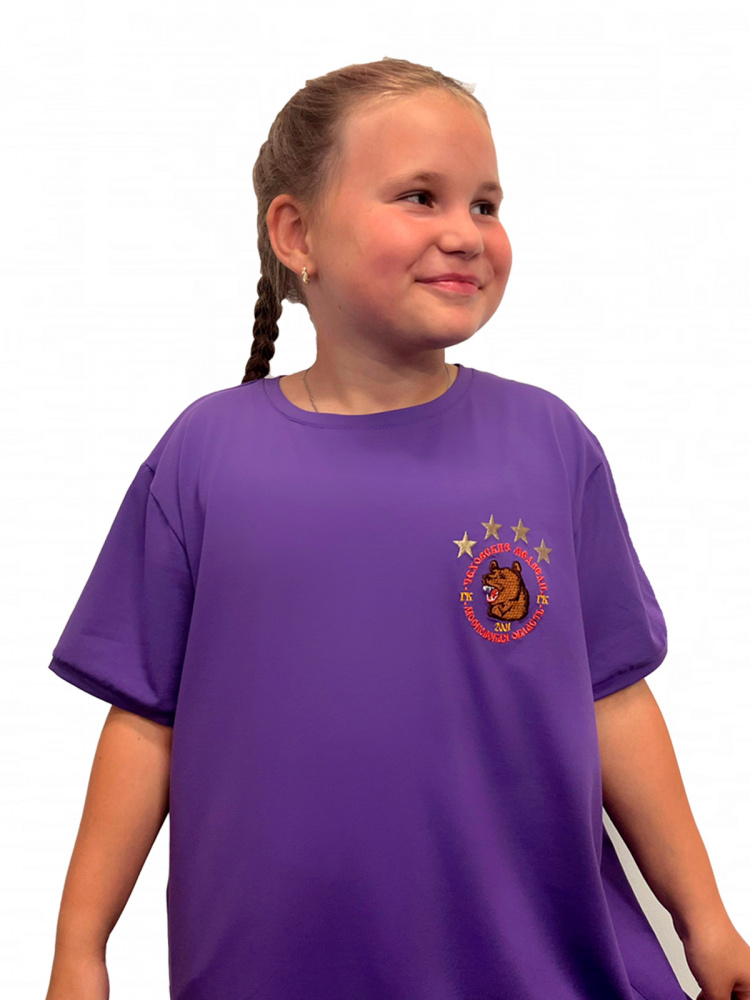 Детская фиолетовая футболка с вышивкой логотипа «Чеховских медведей» + нанесение «Гандболист в прыжке» на спине 